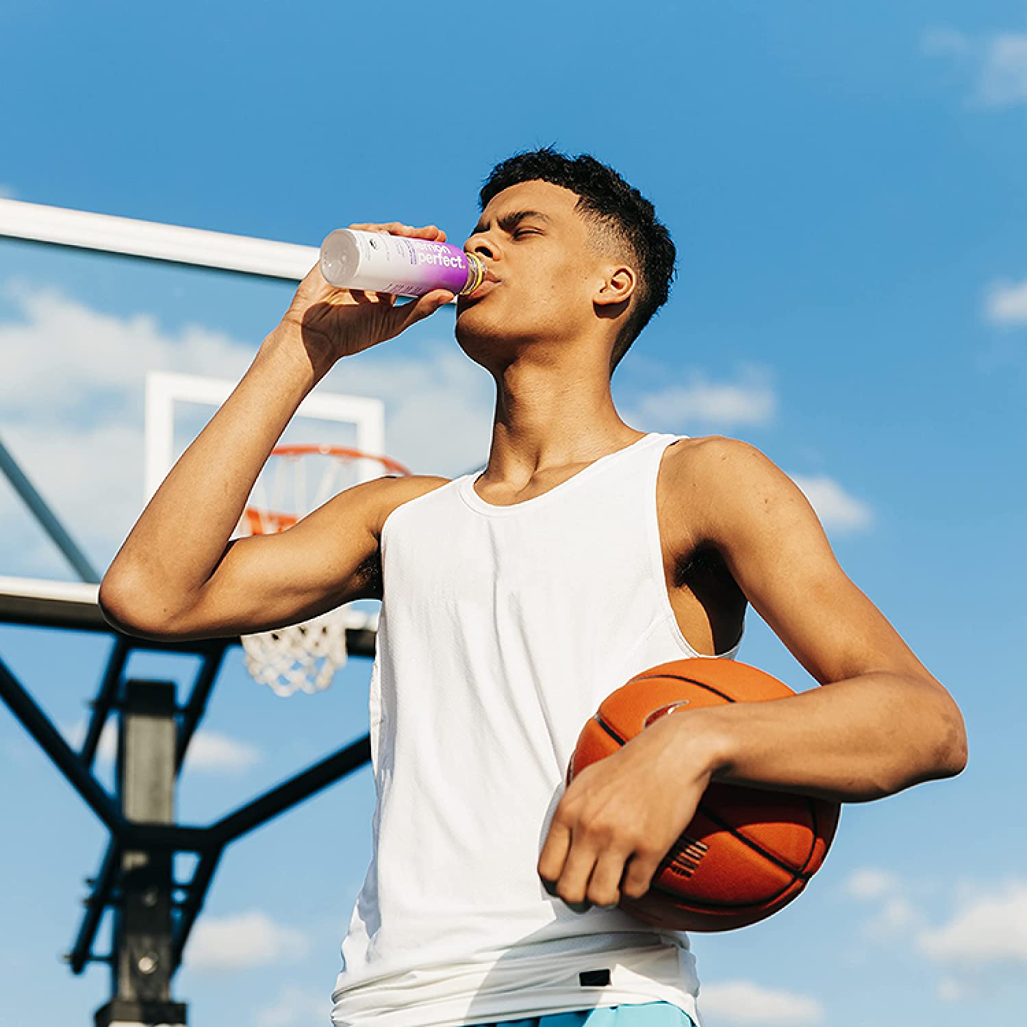 Bổ sung nước cho vận động viên bóng rổ