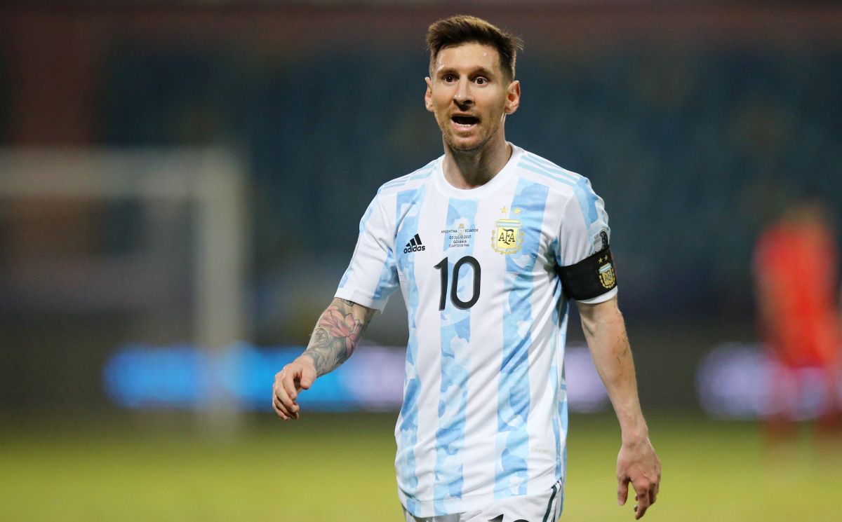 Argentina giành được vé vào vòng bán kết nhờ cú sút phạt của Messi