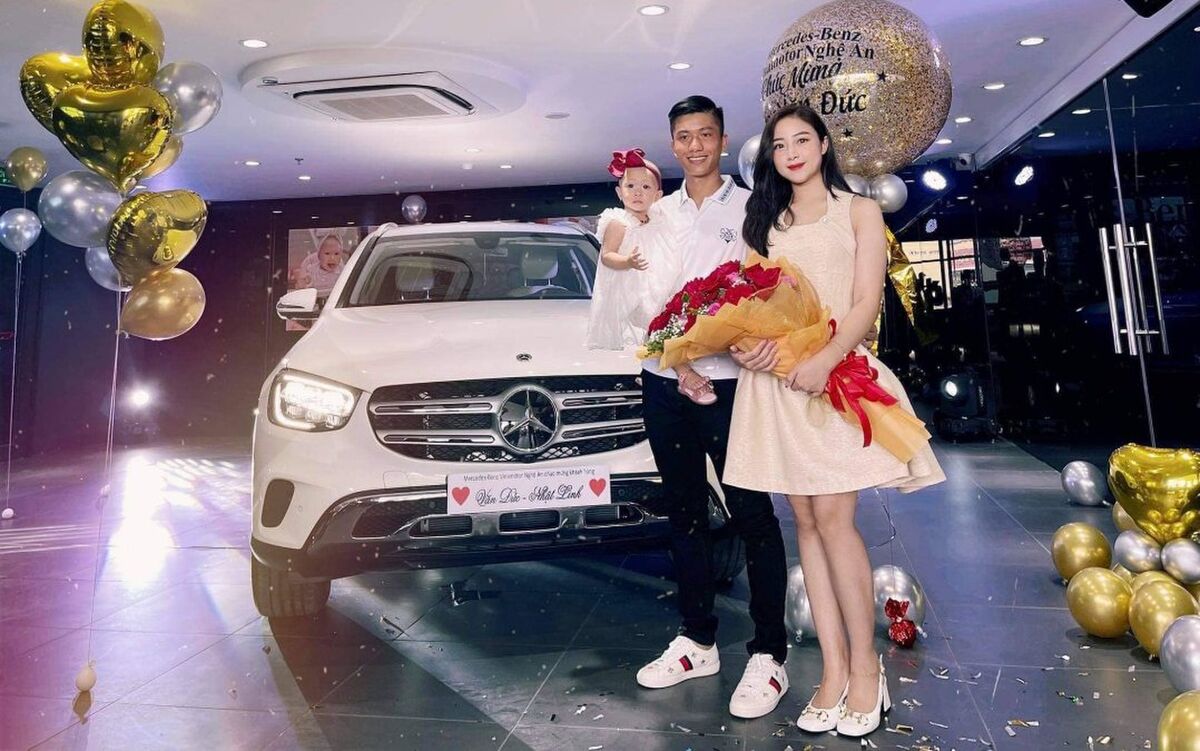 Phan Văn Đức mua xe tặng vợ trong kì nghỉ